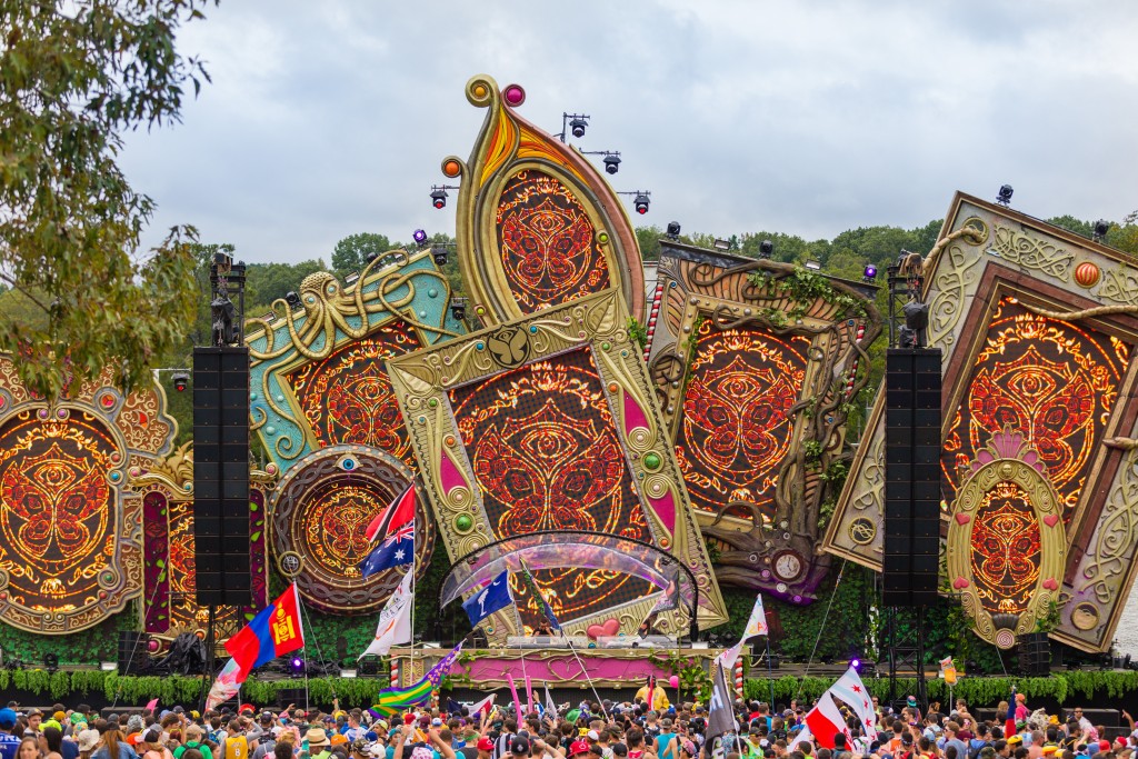 There was no shortage of bass at the waterfront Mythical Frames stage. | Photo: TomorrowWorld